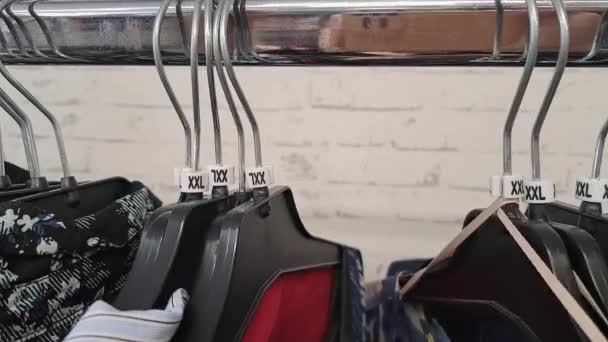 Xxl Μέγεθος Ετικέτες Κρεμάστρες Ψάχνει Μέσα Από Ράφι Ρούχα Στο — Αρχείο Βίντεο