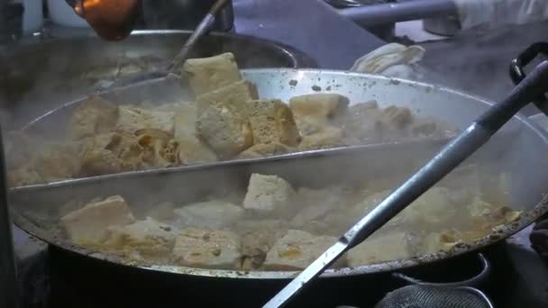 台湾の伝統的な臭豆腐は 地元のナイトマーケットで調製されています 4Kの解像度のクローズアップ — ストック動画