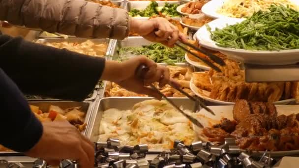Nierozpoznawalne Osoby Odbierające Zdrowe Wegetariańskie Azjatyckie Jedzenie Samoobsługowej Restauracji Pomocą — Wideo stockowe