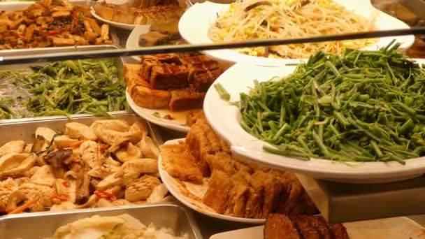 Nierozpoznane Osoby Odbierające Zdrowe Wegetariańskie Azjatyckie Jedzenie Samoobsługowej Restauracji Informacja — Wideo stockowe