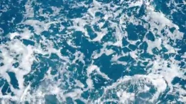 Okyanus dalgaları kayalara çarpıyor, üst açı görüntü dokusu, 4k çözünürlük