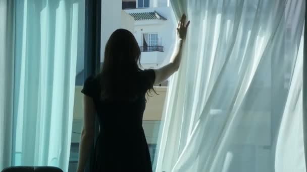 Pencerenin Önünde Duran Perdeleri Açan Dışarı Bakan Lık Dramatik Siluet — Stok video