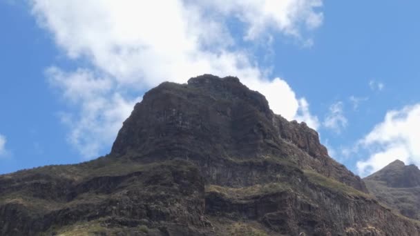 巨大な岩山 4Kエキゾチックな景色の上に雲を移動する — ストック動画