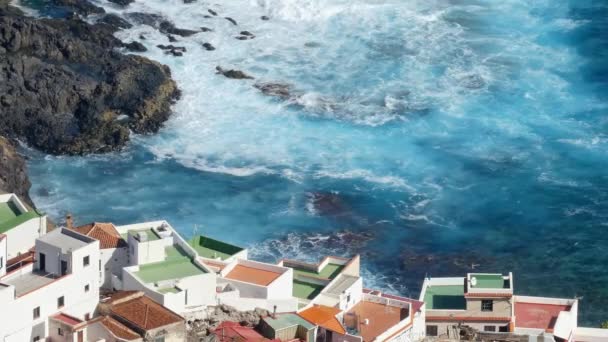 Atemberaubende Und Lebendige Exotische Szenerie Von Meereswellen Die Auf Felsen — Stockvideo