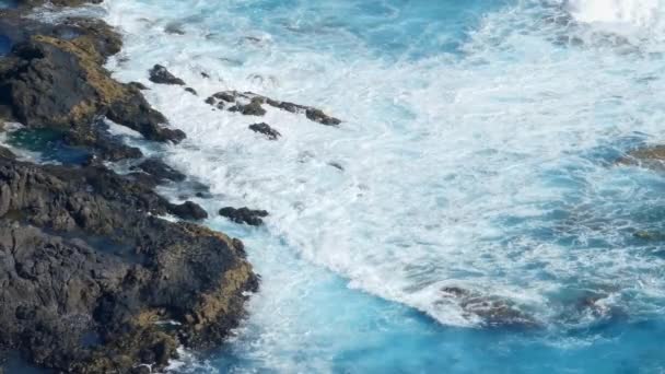 Atemberaubende Und Lebendige Exotische Landschaft Mit Meereswellen Die Auf Felsen — Stockvideo