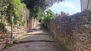 4k konforlu Akdeniz tarzı taş yol, kamera yavaşça ileri doğru hareket ediyor, gerçek dengeli görüntü