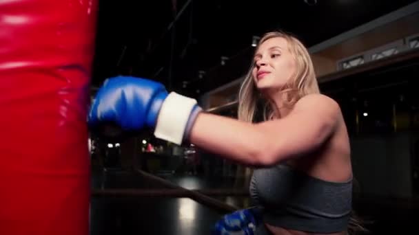 Bojovnice Mlátí Kopá Boxovací Tašky Trénuje Údery Trénuje Boxerské Tělocvičně — Stock video