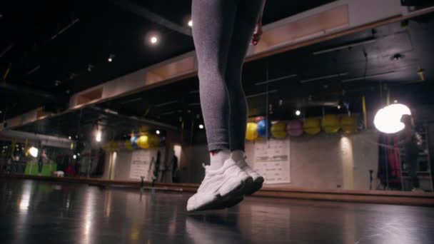 Молодая Женщина Прыгает Через Скакалку Спортзале Женские Ноги Прыгают Веревке — стоковое видео