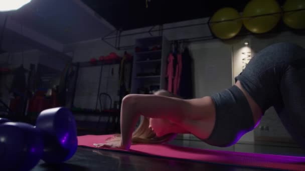 Attraktive Sportlerin Katzenpose Praktiziert Yoga Fitnessstudio Workout Für Die Gesundheit — Stockvideo