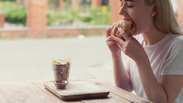 Aproape Femeie Care Mănâncă Burger Vită Bucură Mâncare Fast Food — Videoclip de stoc