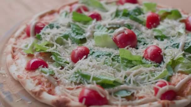 Zbliżenie Obracającej Się Pizzy Wegetariańskiej Ziołami Pomidorami — Wideo stockowe