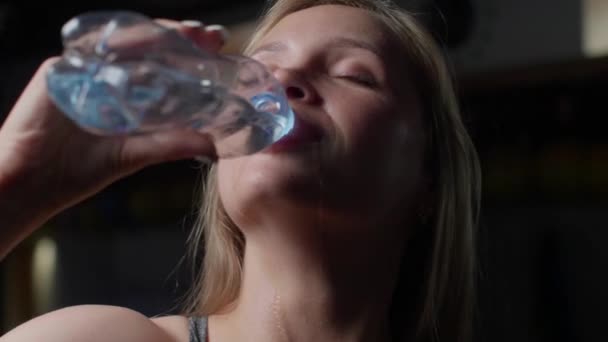 Retrato Una Mujer Cansada Ropa Deportiva Bebiendo Agua Una Botella — Vídeo de stock