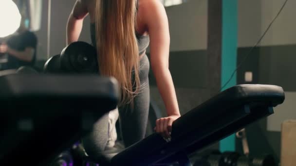 Kaukasiska Unga Idrottskvinna Tränar För Att Bygga Muskler Gymmet Vacker — Stockvideo