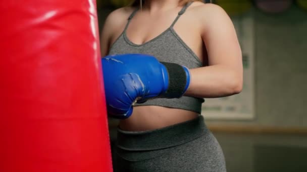 ボクサーはボクシンググローブを着用する 女性戦闘機が手袋をはめた キックボクサーは手袋を着用する訓練の準備をしている 高品質4K映像 — ストック動画