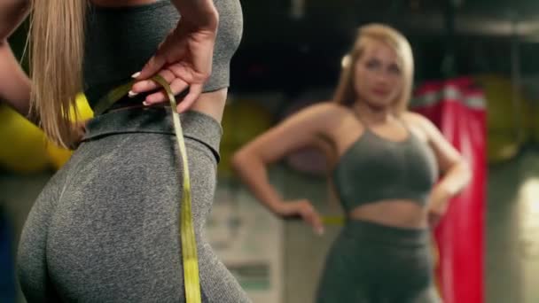 Strong Slim Athletic Woman Girl Sportswoman Measuring Tape Measuring Waist — Vídeo de Stock