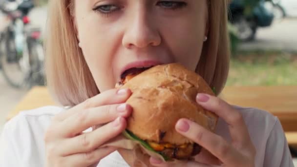 Крупный План Голодной Девушки Поедающей Большой Гамбургер Улице Радостная Женщина — стоковое видео