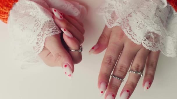 Руки Женщины Изолированы Белом Фоне Ногти Выкрашены Розовый Естественный Цвет — стоковое видео