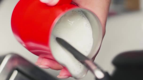 Süt Köpüğünü Kapuçino Latte Isıtma Kırbaçlama Için Hazırlama Süreci Barista — Stok video