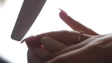 Manikürcü dosyaları özel tırnak törpüsü ile çivilerin şekli, görünümü kapat.