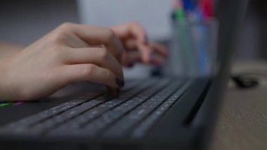 Araştırma, web sitesi ve çevrimiçi dijital bilgi planlaması için klavyeye yazı yazan bir adamın yakın çekimi. İnternet, eller ve bilgisayar klavyesi ve veri düzenleme teknolojisi, multimedya bağlantısı ve