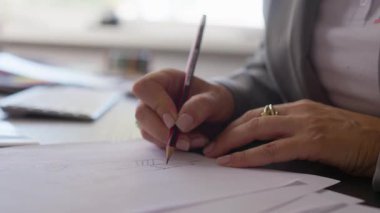 Bir moda tasarımcısı elbiseler yaratır, bir manken çizer, yeni bir dış giyim tasarımı, Master Class dikiş diker, bir kız fantezisini resim şeklinde somutlaştıran erkek giysileri çizer, dikiş ustası.