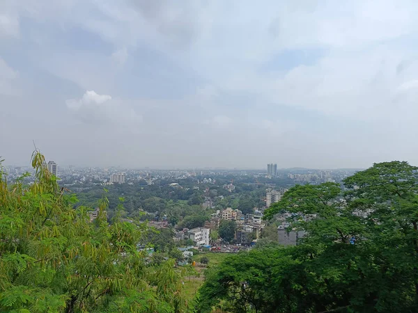 美丽的浦那城市的全景从帕瓦蒂山顶在一个阳光灿烂的夏日 它是印度马哈拉施特拉邦浦那的最高峰和著名旅游胜地 — 图库照片