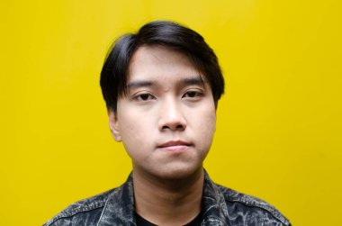 Mutlu, gülümseyen ve gülen Asyalı adam. Model reklamcılığı için en iyisi..