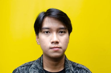 Mutlu, gülümseyen ve gülen Asyalı adam. Model reklamcılığı için en iyisi..