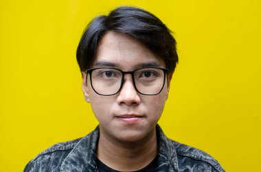 Mutlu, gülümseyen ve gülen Asyalı adam. Model reklamcılığı için en iyisi..