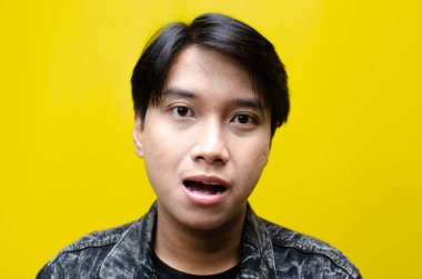 Mutlu, gülümseyen ve gülen Asyalı adam. Model reklamcılığı için en iyisi..