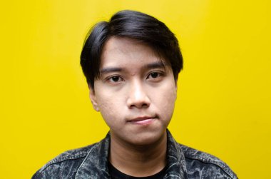 Mutlu, gülümseyen ve gülen Asyalı adam. Model reklamcılığı için en iyisi..