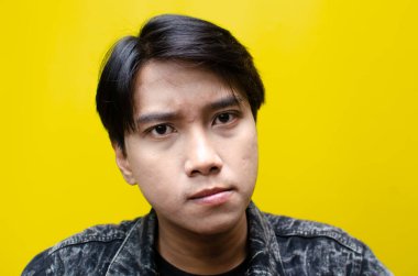 Mutlu, gülümseyen ve gülen Asyalı adam. Model reklamcılığı için en iyisi..