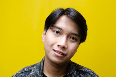 Mutlu, gülümseyen ve gülen Asyalı adam. Model reklamcılığı için en iyisi..