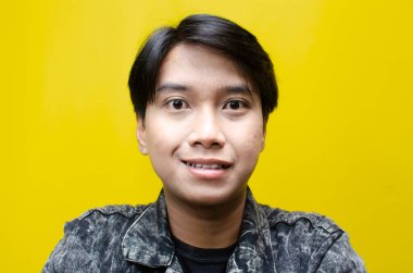 Mutlu, gülümseyen ve gülen Asyalı adam. Model reklamcılığı için en iyisi..