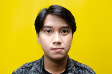 Mutlu, gülümseyen ve gülen Asyalı adam. Model reklamcılığı için en iyisi..