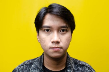 Mutlu, gülümseyen ve gülen Asyalı adam. Model reklamcılığı için en iyisi..