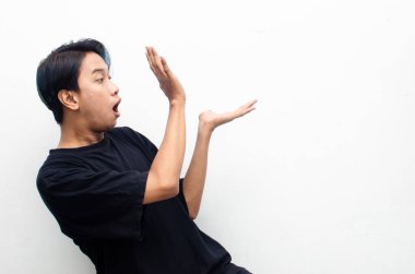 Stüdyoda poz veren Asyalı genç adam şaşırdı. 