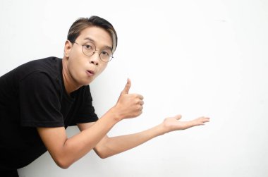 Stüdyonun arka planında genç Asyalı adam iyi niyet gösterisi yapıyor. 