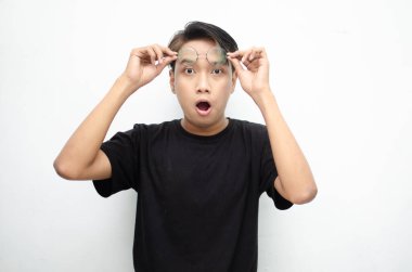 Stüdyodaki Asyalı adam şaşırdı. 