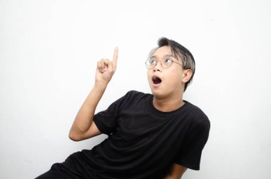 Genç Asyalı adam stüdyo geçmişini işaret ediyor. 