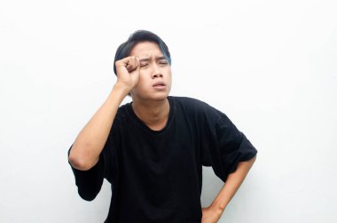 Genç Asyalı adam ağlayan portre 