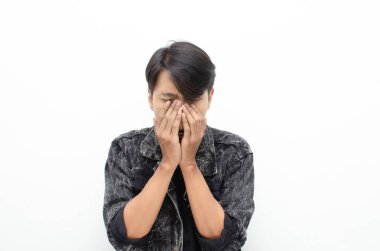 Beyaz arka planda ağlayan Asyalı genç adam 