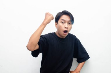 heyecan verici Asyalı genç adam yulaf sarısı arka plan 