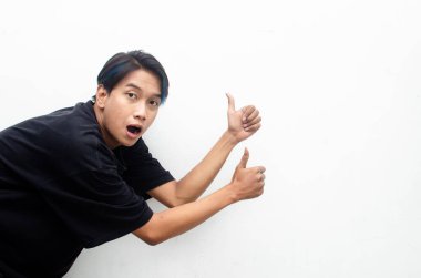 Siyah tişörtlü, şaşırmış ve şok olmuş genç bir Asyalı.