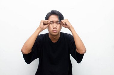 Stüdyoda ağlayan Asyalı genç adam 