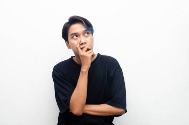 Stüdyoda genç Asyalı adam portresi düşünüyor. 