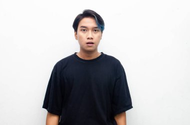 Stüdyonun arka planında genç Asyalı adam portresi  