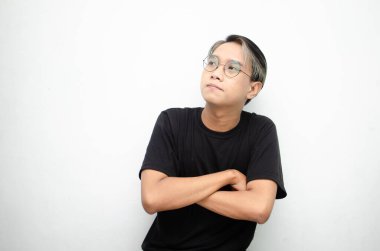 Stüdyodaki Asyalı genç adamın 