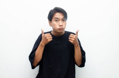 Genç Asyalı adam baş parmak işareti yapıyor. 