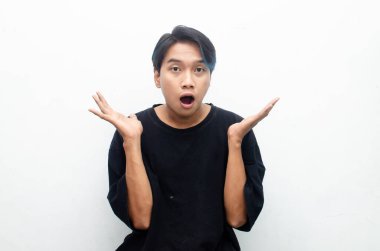 Stüdyodaki kafası karışmış Asyalı genç adam. 